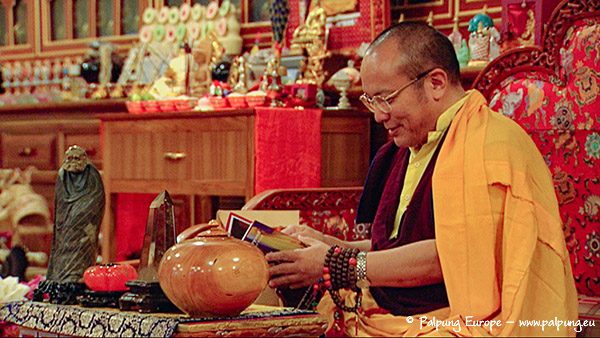 Chamgon Kenting Tai Situ Rinpoche blättert durch Lama Palmos Buch